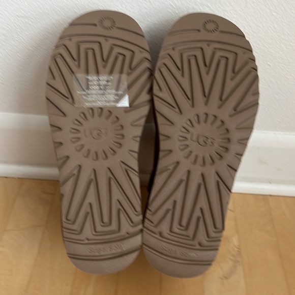 UGG CLASSIC MINI PLATFORM BOOTS - Picture 8 of 9